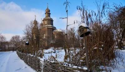На Черниговщине известную церковь XVIII века заливает дождями и засыпает снегом