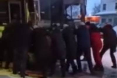 В Ярославле из-за гололеда горожане вынуждены толкать буксующие автобусы