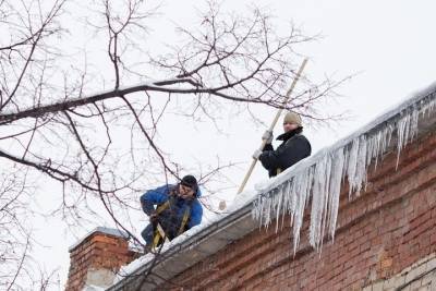 После снегопада в Костроме будут чистить крыши и сбивать сосульки