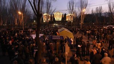 Протестующие в Ереване провели вторую ночь в палаточном лагере около здания парламента