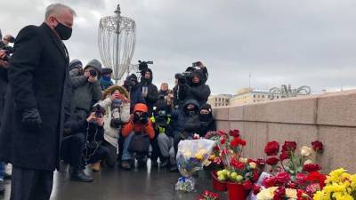 Зарубежные дипломаты приехали на место убийства Немцова