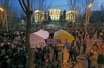 Протестующие в Ереване провели вторую ночь в палатках у здания парламента