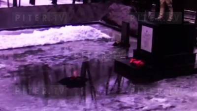 Появилось видео угасания Вечного огня в Красном Селе из-за потопа