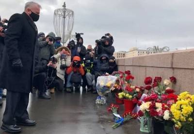 Западные дипломаты несут цветы на место убийства Бориса Немцова