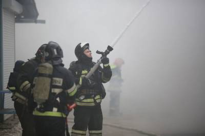 В Волгоградской области сгорела хозпостройка, есть пострадавший