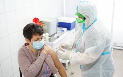 Вакцинация в Украине проводится 33 бригадами. Больше прививают женщин