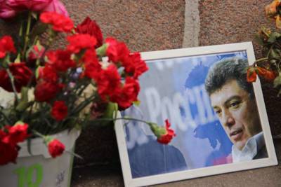 Послы США и некоторых стран Европы возложили цветы к месту убийства Немцова