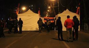 Сторонники оппозиции провели вторую ночь на площади в Ереване
