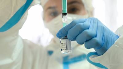 Москвичей начали прививать от коронавируса вакциной "Спутник Лайт"