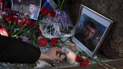 Иностранные дипломаты возложили цветы к месту гибели Немцова