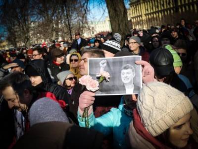 В Петербурге место для акции памяти Немцова окружили силовики и спецтехника (видео)