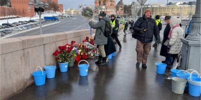 Годовщина убийства Немцова: на месте гибели политика вновь возник «народный мемориал»