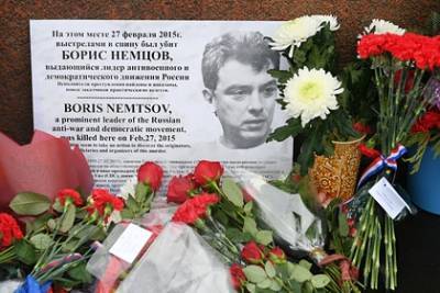 Послы США, Великобритании и Латвии принесли цветы к месту убийства Немцова