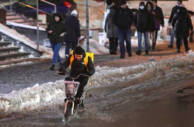 Коммунальные службы Москвы работают круглосуточно из-за активного таяния снега
