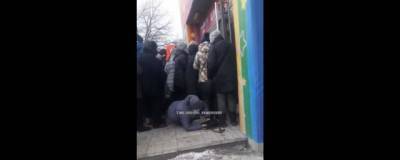 На Украине толпа покупателей едва не затоптала пенсионерку во время открытия секонд-хенда