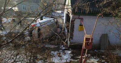 На Днепропетровщине авто вылетело с дороги и въехало в дом: пятеро травмированных, среди них дети
