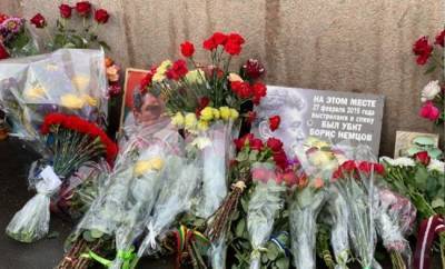Послы США, Великобритании и Латвии посетили место убийства Бориса Немцова