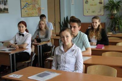 Школьникам в России упростили правила сдачи экзаменов