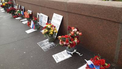 Иностранные послы принесли цветы к месту смерти Немцова в годовщину его гибели