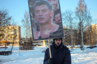 Иностранные дипломаты возложили цветы к месту гибели Бориса Немцова