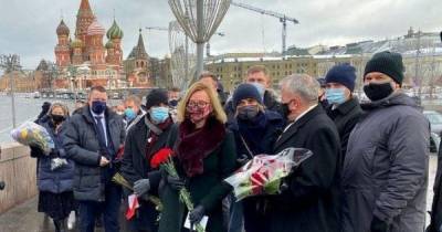 Шесть лет после убийства Немцова: иностранные послы возложили цветы на Москворецком мосту