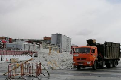Снеговик-гигант на Казанской набережной в Туле не дожил до праздника