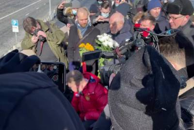 Москвичи несут цветы к месту гибели Немцова