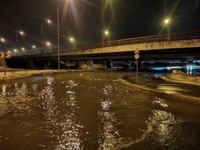 Под «мостом глупости» в Петербурге тонут машины