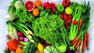Диетолог Бурляева назвала болезни, при которых нужно отказаться от сырых овощей