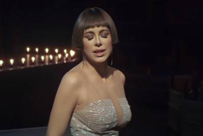 Каре с густой челкой: певица Ани Лорак изменила имидж для нового клипа