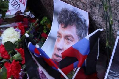 Послы США, Великобритании и Латвии возложили цветы к месту убийства Немцова