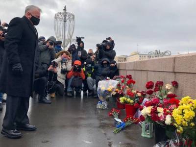 Без традиционного марша, но с цветами: в России проходят акции памяти Немцова