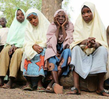 В Нигерии бандиты похитили более 300 школьниц и спрятали в лесу