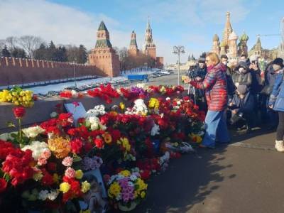 «Говорим Немцов — подразумеваем Навальный»: в Москве проходит акция памяти убитого политика (фото, видео)