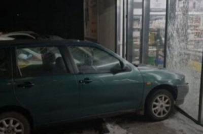 В Польше пьяный украинец на авто врезался в витрину магазина