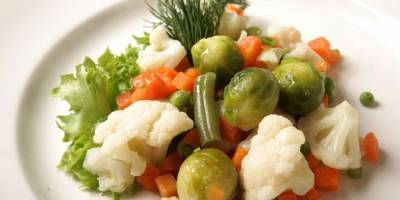 Диетолог Бурляева рассказала, при каких болезнях не следует есть сырые овощи