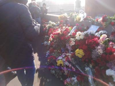 На Большом Москворецком мосту проходит акция памяти Бориса Немцова