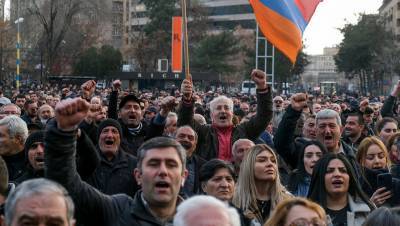 В центре Еревана проходит митинг требованием отставки Пашиняна