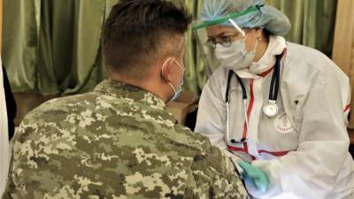 COVID-19 стремительно распространяется среди военных: в ВСУ более 100 больных в сутки