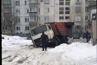На улице Советской Армии в Рязани мусоровоз провалился колесом в яму