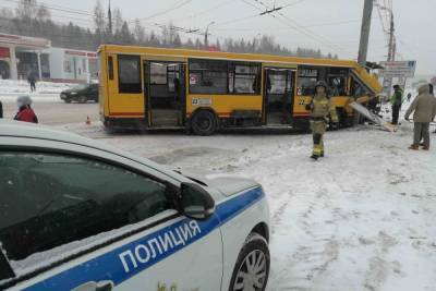 В ДТП с пассажирским автобусом в Ижевске пострадали 6 человек