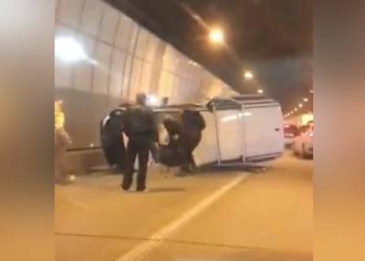 Авария с участием микроавтобуса произошла в тоннеле в Сочи