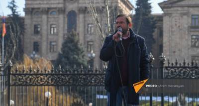В Ереване стартовал митинг оппозиции: протестующие повернулись к парламенту спиной