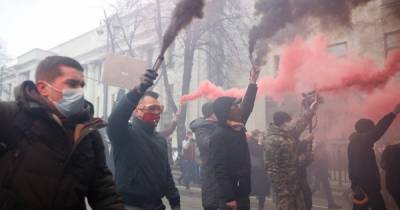 Протесты в Киеве: колонна с зажженными файерами отправилась с Банковой к офису Венедиктовой (ФОТО, ВИДЕО)