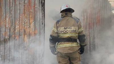 Спасатели прибыли на место возгорания старой двухэтажки в Москве