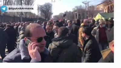 Около десяти тысяч человек участвуют в митинге оппозиции в Ереване - piter.tv - Армения - Ереван