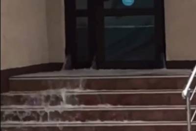 В центре Рязани офис в многоэтажке затопило водой на полметра