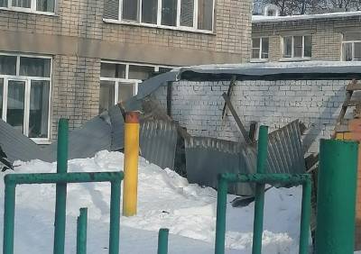 На территории детского сада в Рязани обвалилась крыша беседки