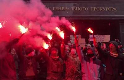 Сторонники Стерненко бросают файеры в окна Генпрокуратуры (видео)