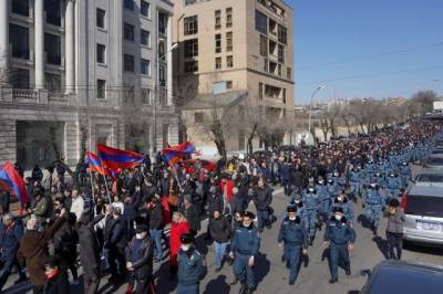 На митинг оппозиции в Ереване вышли около десяти тысяч человек